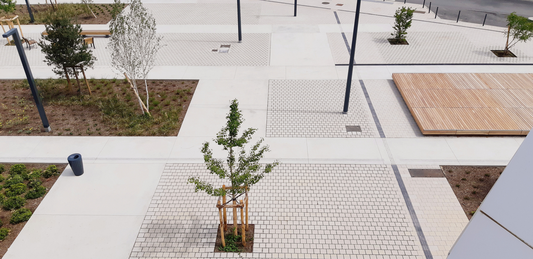 Illustration - La partie Sud de la place vue depuis les escaliers du métro, en juin 2022