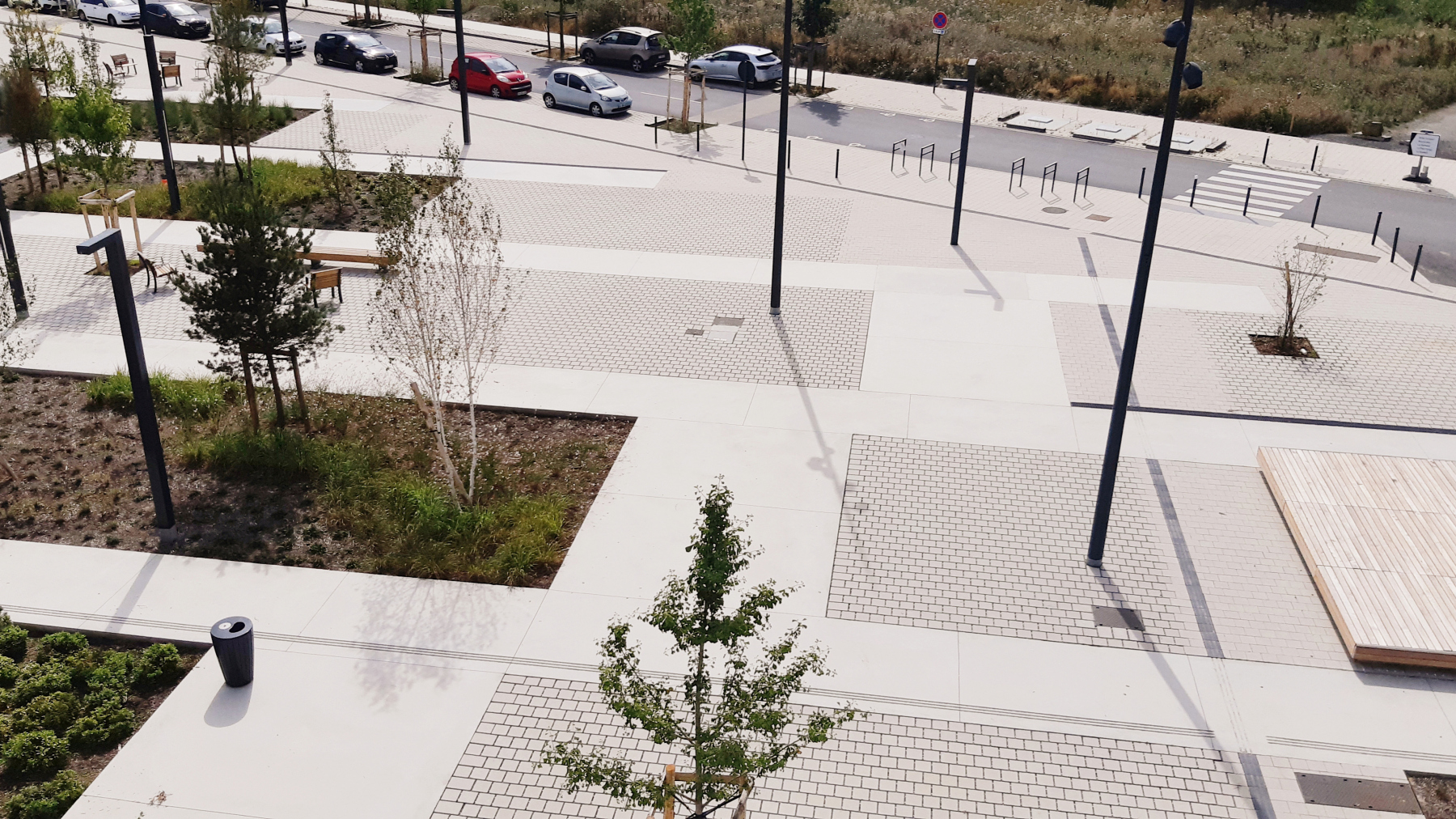 Illustration - Vue du côté Sud de la place depuis la station de métro, en juin 2022