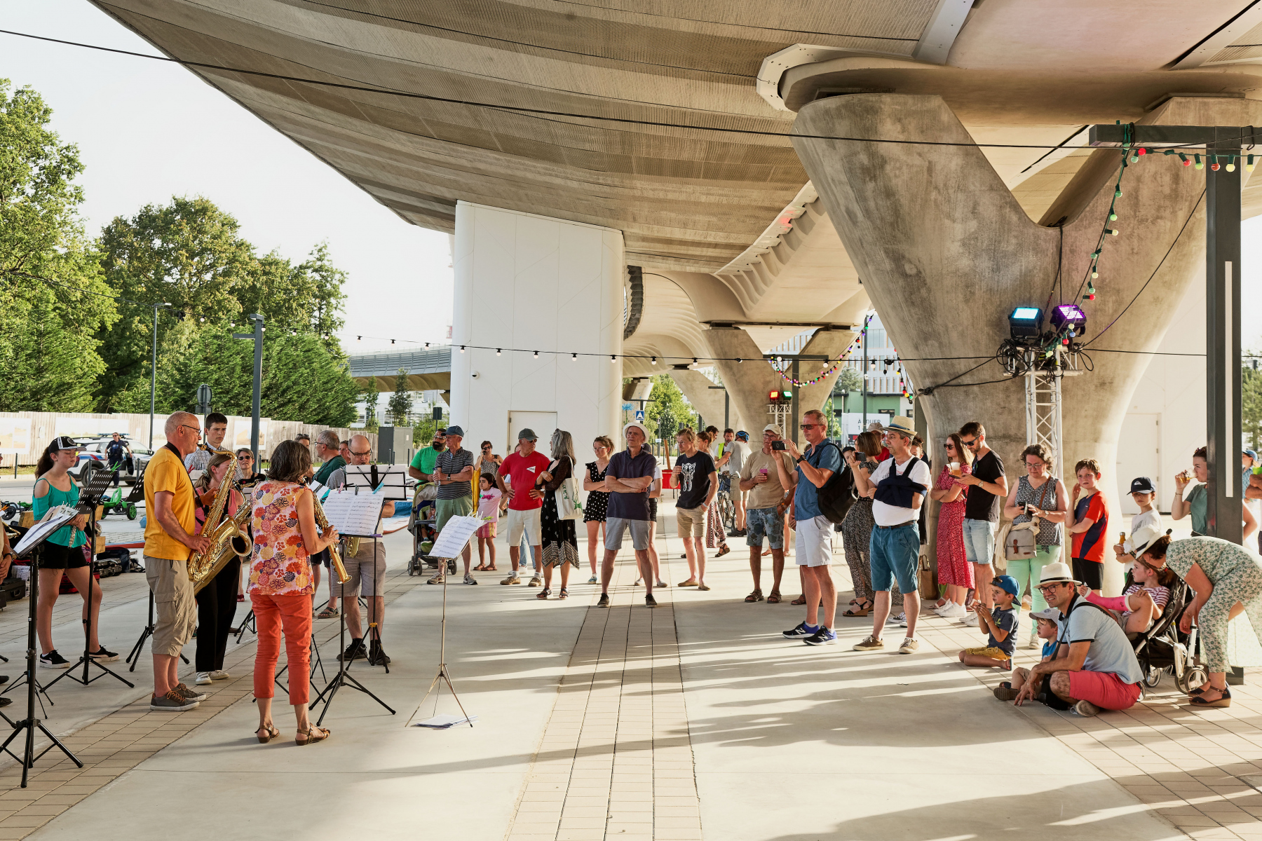 Illustration - La place investie par les nouveaux habitants. Juin 2022