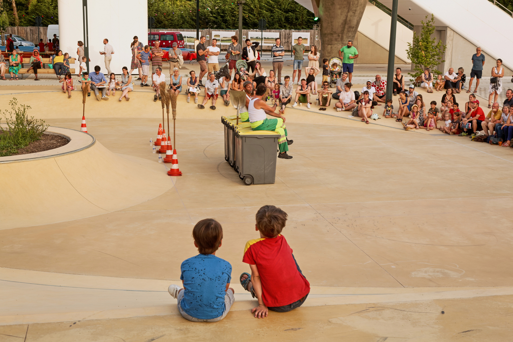 Illustration - Spectacle sur le "skatepark", en juin 2022. Il ne s'agissait pas de faire un skatepark de compétition mais au contraire d'intégrer une réversibilité des usages.