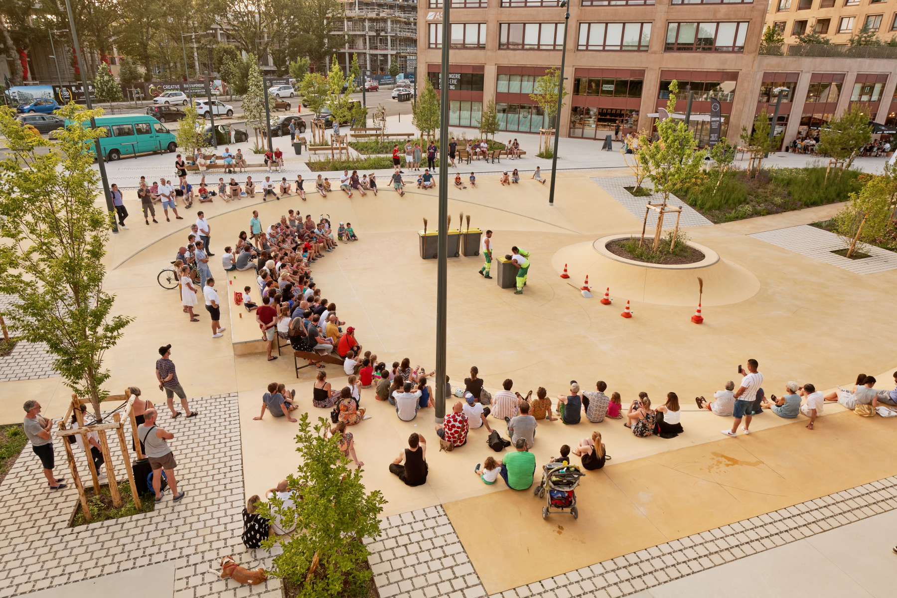 Illustration - Spectacle sur le "skatepark", vu depuis les escalators du métro, en juin 2022