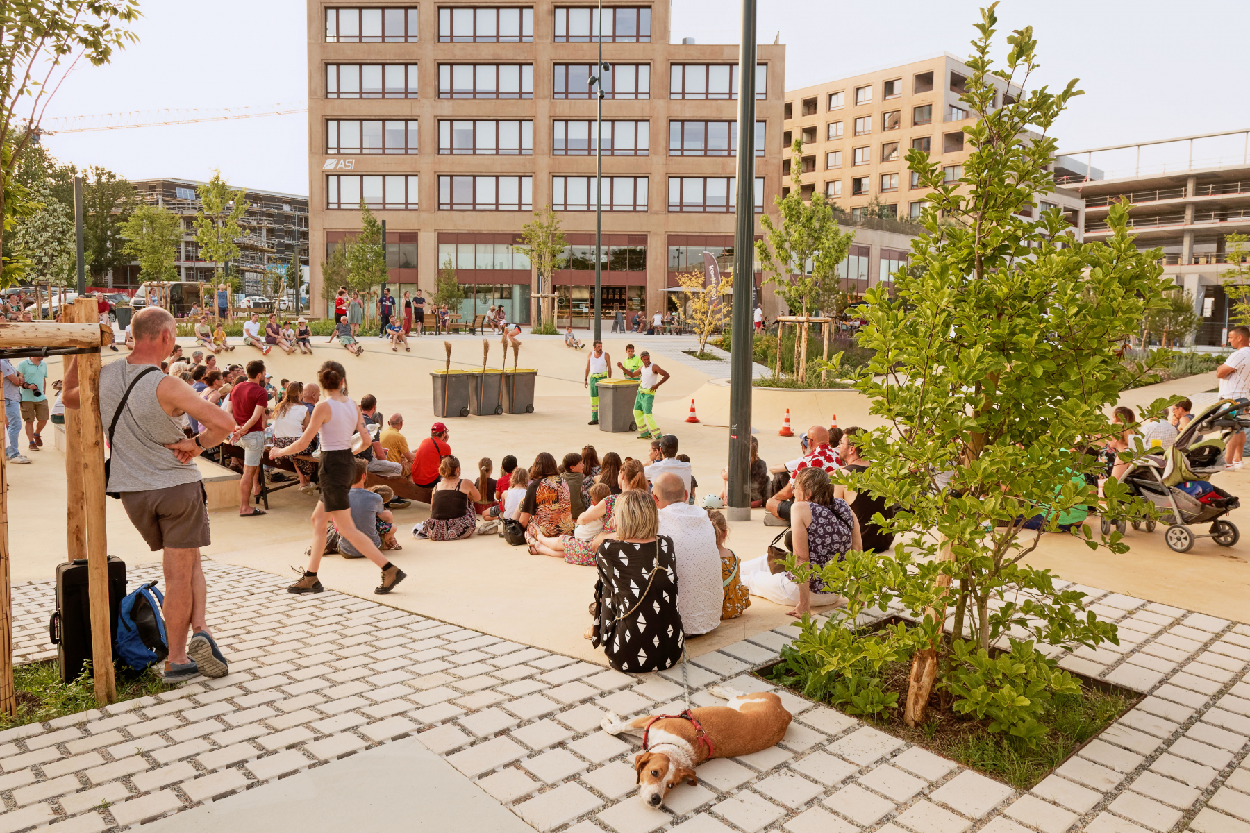 Illustration - Spectacle sur le "skatepark", en juin 2022. A l'arrière plan l'immeuble B8 de l'agence Hardel Le Bihan