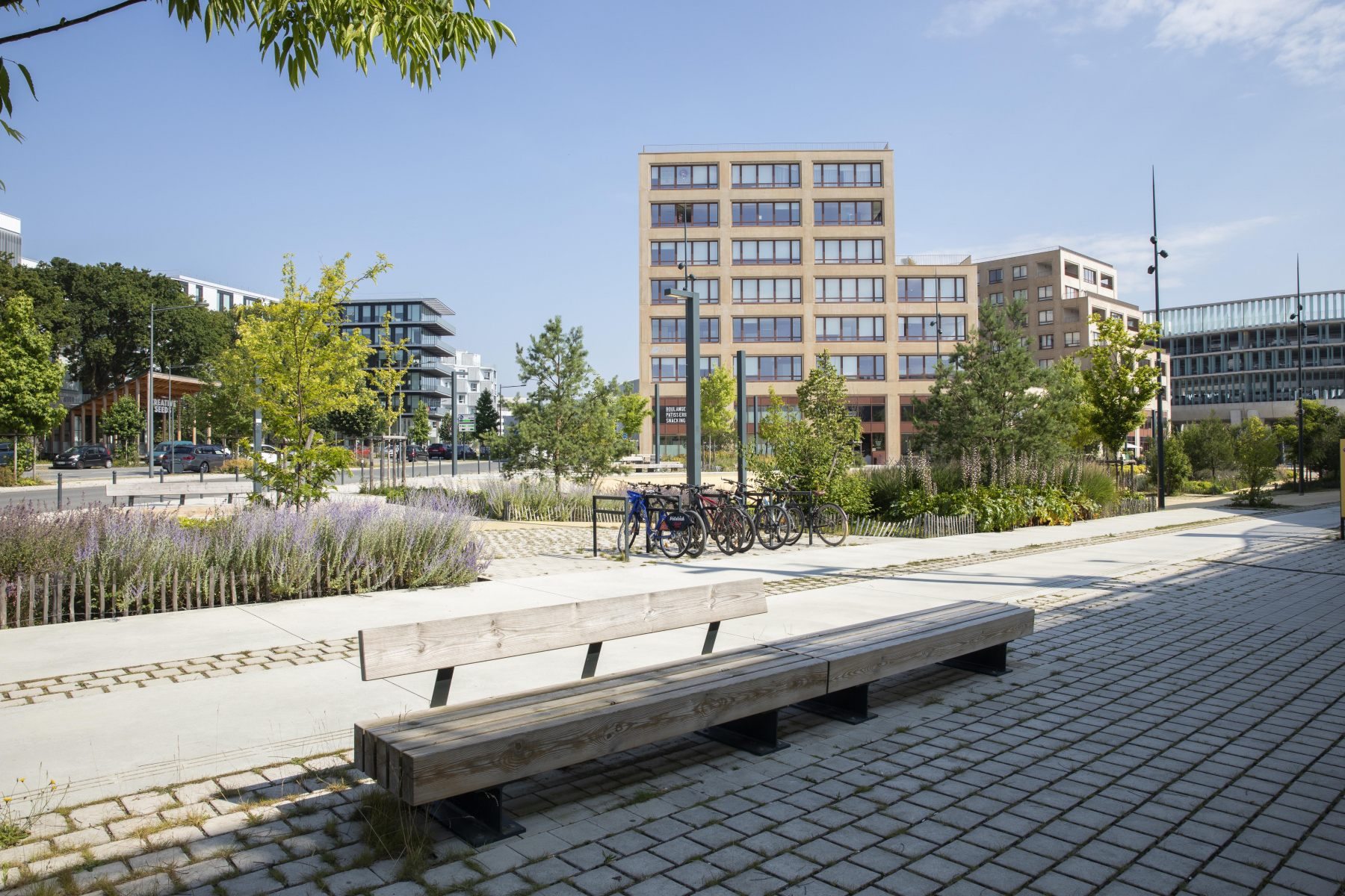 Illustration - A l'ombre du viaduc du métro aérien, en juin 2024