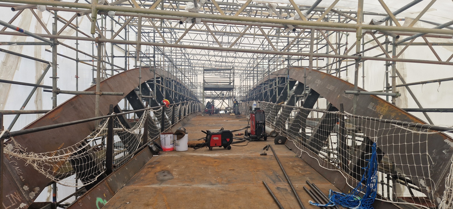 Illustration - La passerelle en cours d'assemblage sur site, en septembre 2025