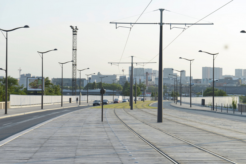 Illustration - Boulevard des maréchaux et tramway en amont de la Seine Traversée du T3 sur la Seine – Pont National